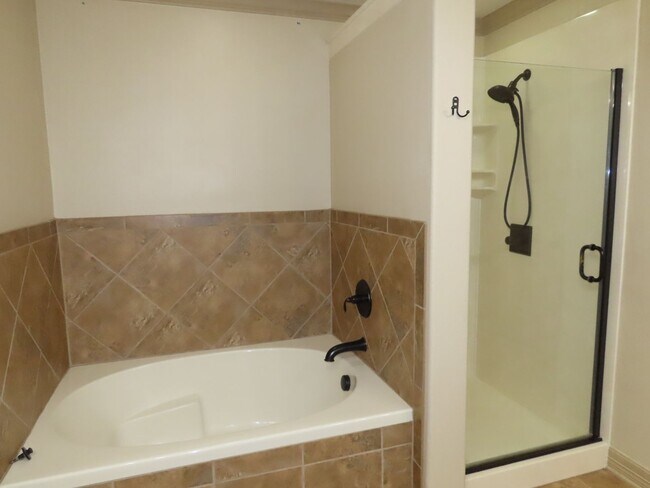 Building Photo - Lindale ISD- Gorgeous 4 Bedroom 2.5 Bathro...
