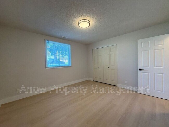 Building Photo - 515 W Saunders Ave