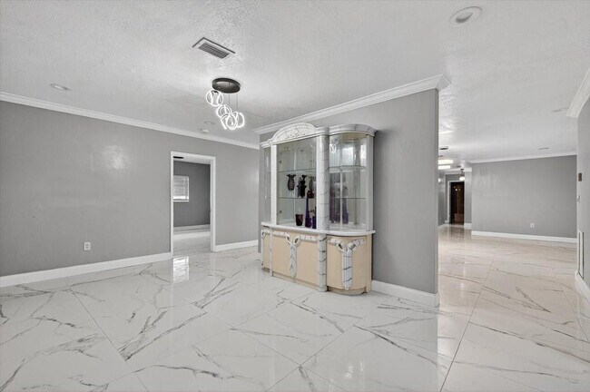 Building Photo - 15775 N Miami Ave