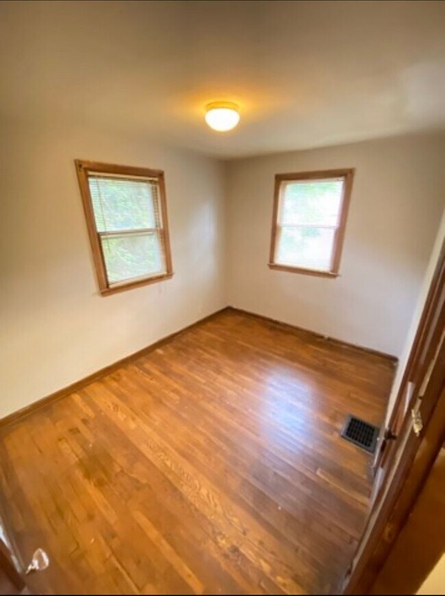 Building Photo - 2 bedroom 1 bath townhouse