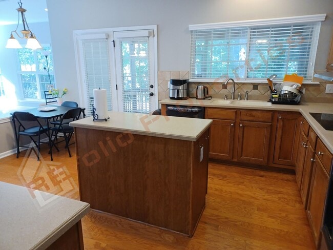 Building Photo - Luxury 4 BR 2-Car Garage Cul-de-Sac End Un...