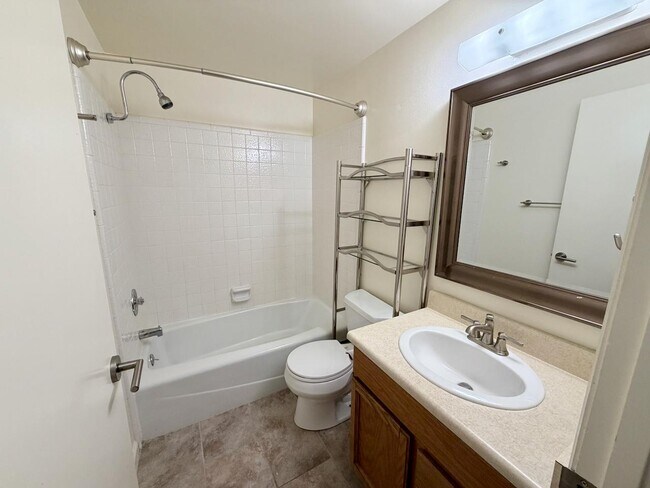 Building Photo - 136 E 400 N