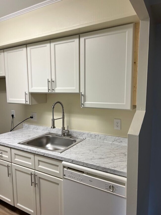 Building Photo - 102-4 Turtle Creek Road