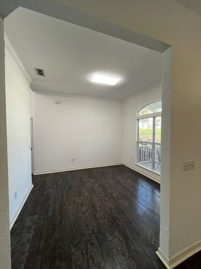 Building Photo - Beautiful and completely Renovated 3/2 fen...