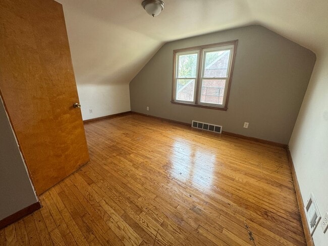 Building Photo - Lovely renovated 3 bedroom house
