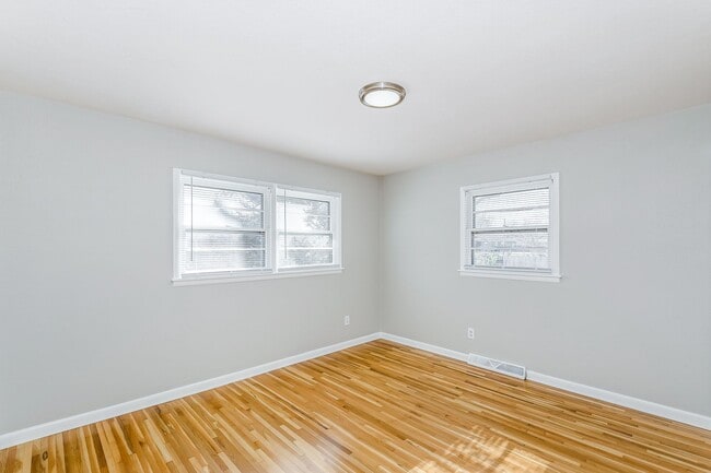 Building Photo - Very Large 3 Bedroom Home, All One Level!