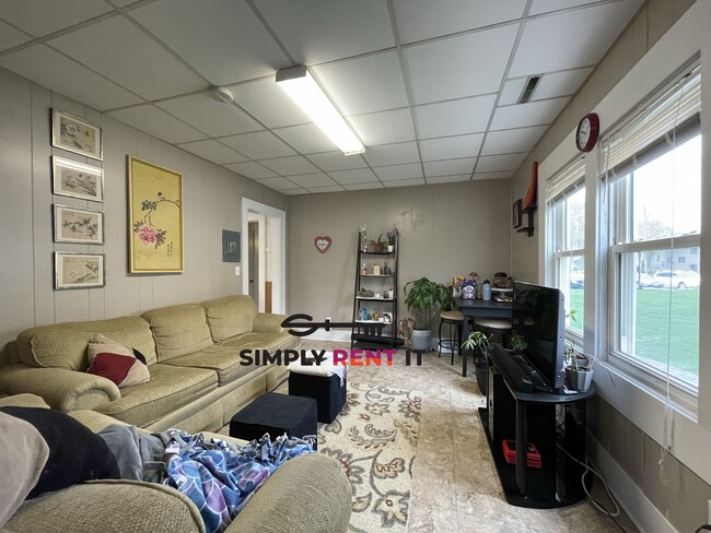 Building Photo - Tri-Plex, 2 and 3 Bedrooms On Campus! Avai...