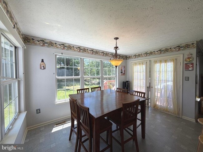 Building Photo - 407 Tamarack Cir
