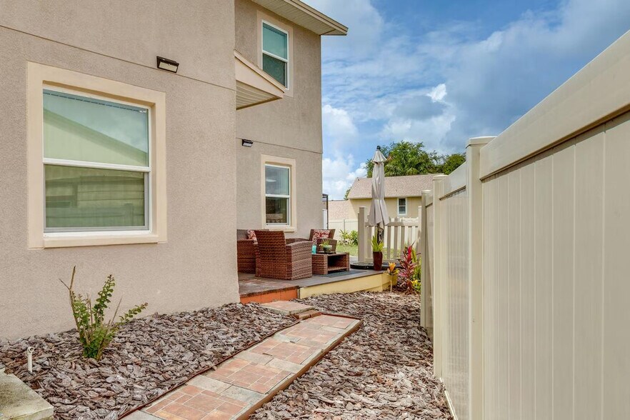 Building Photo - 7232 Lazy Hill Dr