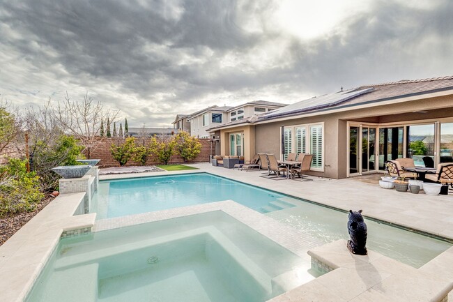 Building Photo - Stunning 5Bed/4.5 Bath home located in a prestigious guard gated community in Summerlin