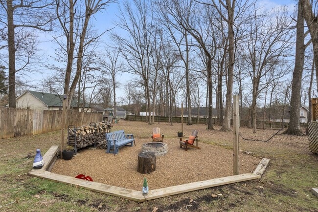 Building Photo - Perfect Home for Beauty & Privacy!