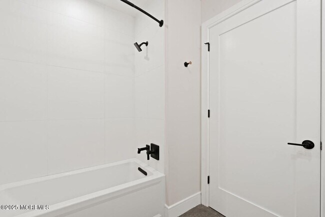 Building Photo - 139 Christopher Columbus Dr