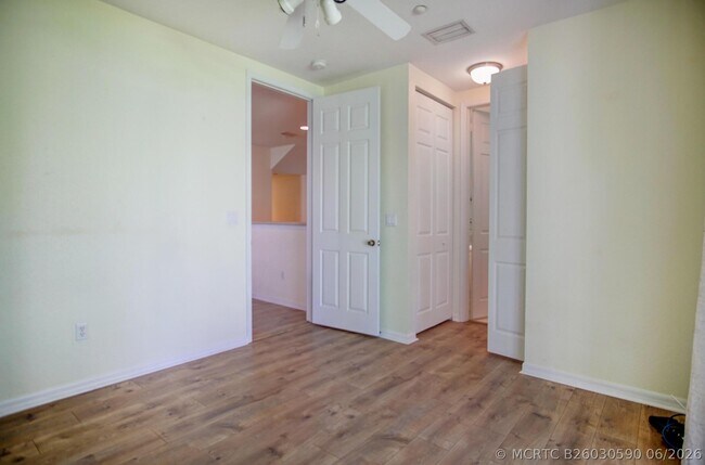 Building Photo - 1020 E Longport Cir