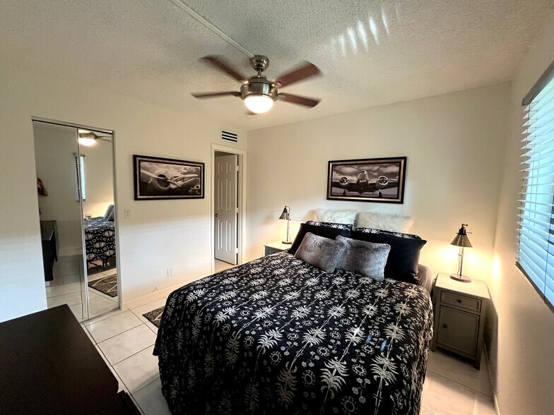 Building Photo - 2907 NE 8th Ter