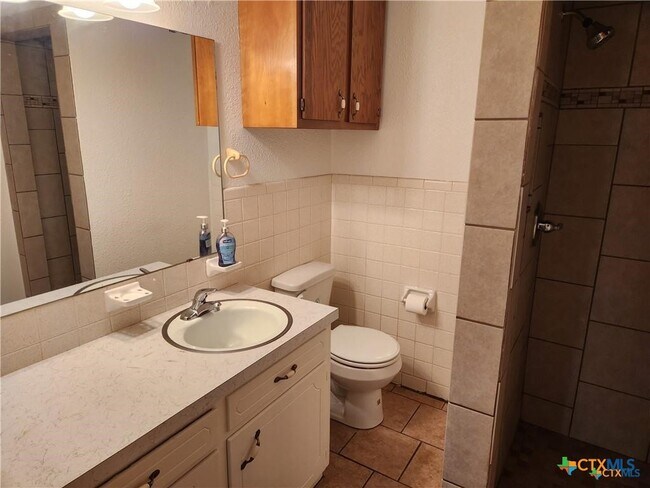 Building Photo - 106 W Avenue G