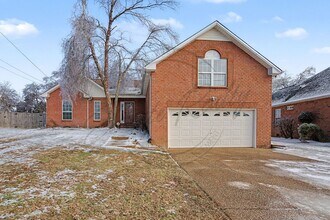Building Photo - Three Bedroom Brick Home in Hendersonville!