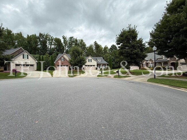 Building Photo - Beautifully Appointed Home in Clemmons