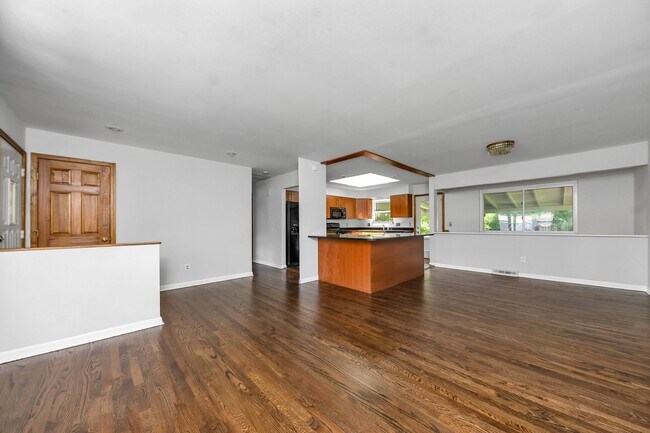Building Photo - Anderson - Updated and spacious 3 bed 2.5 ...
