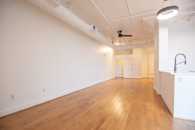 Building Photo - North Block Condo Available- Fully Remodeled Studio !