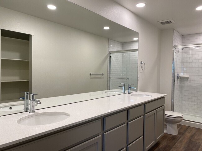 Building Photo - Exquisite 3 Bed 2.5 Bath Single Family Home