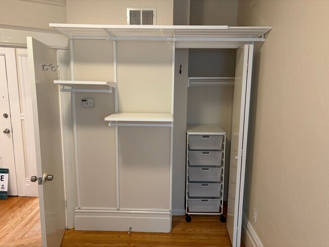 Building Photo - Cool, Remodeled One Bedroom in Hayes Valle...
