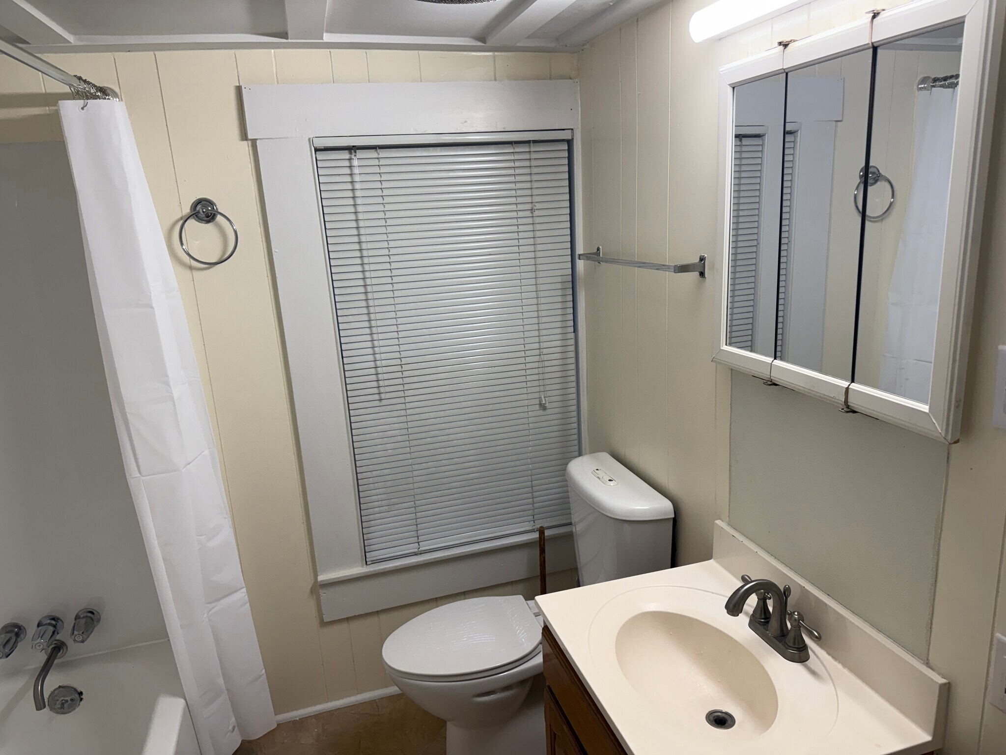 Building Photo - 606 Whiting Ave