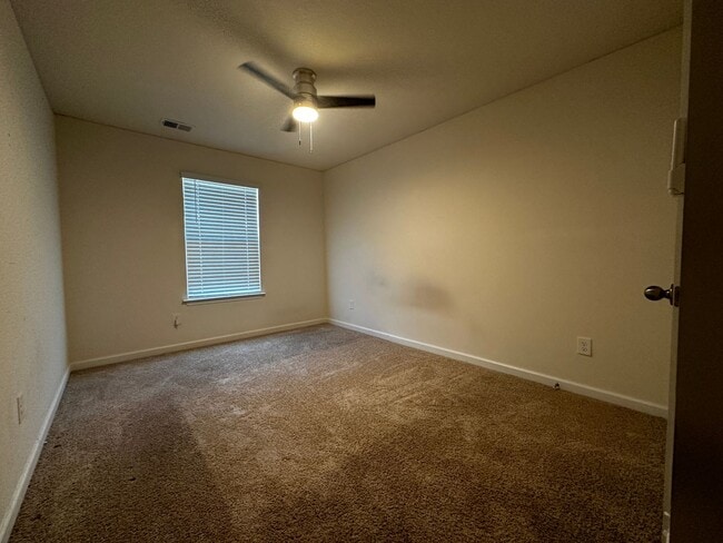 Building Photo - 4 bed/2.5 bath home - E Morristown