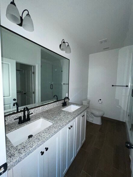 Master bathroom - 1027 Fairway Dr