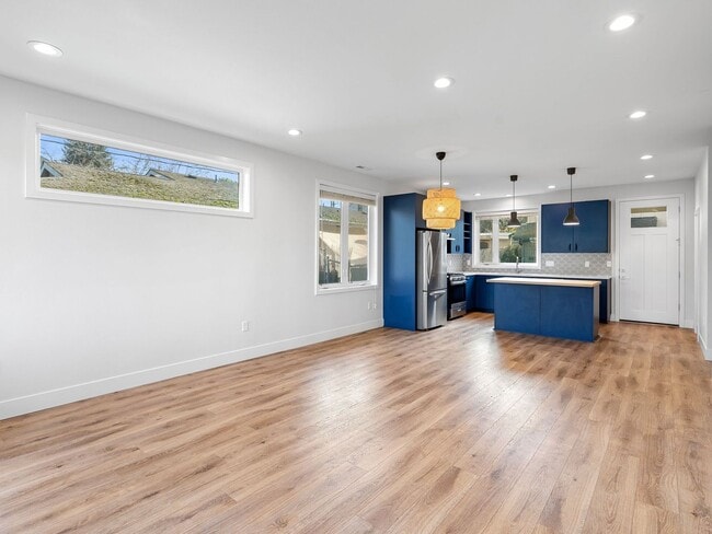 Building Photo - 4 bed/3.5 Bath Townhouse in Richmond Neighborhood, SE Portland