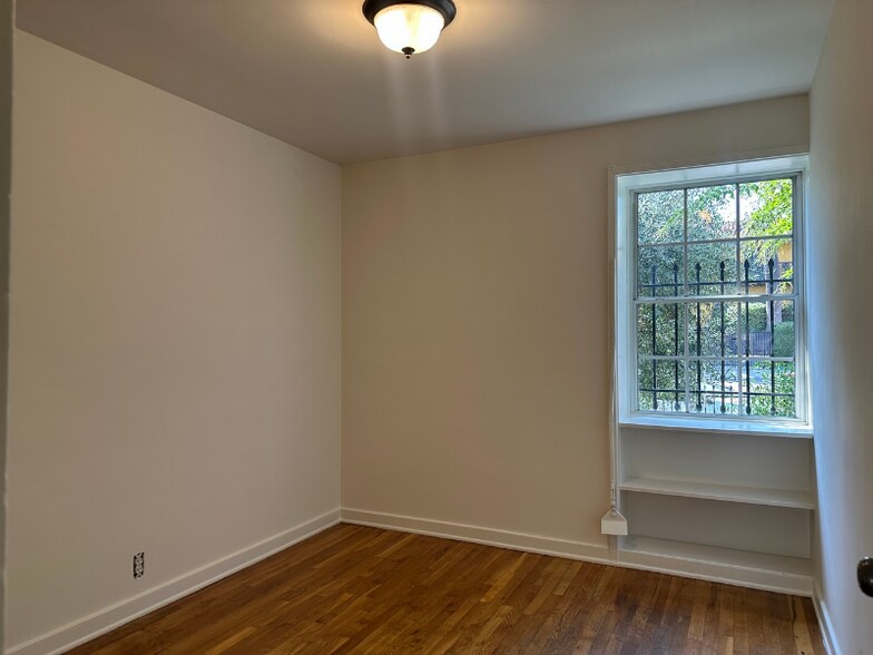 Building Photo - 1858 N Kingsley Dr