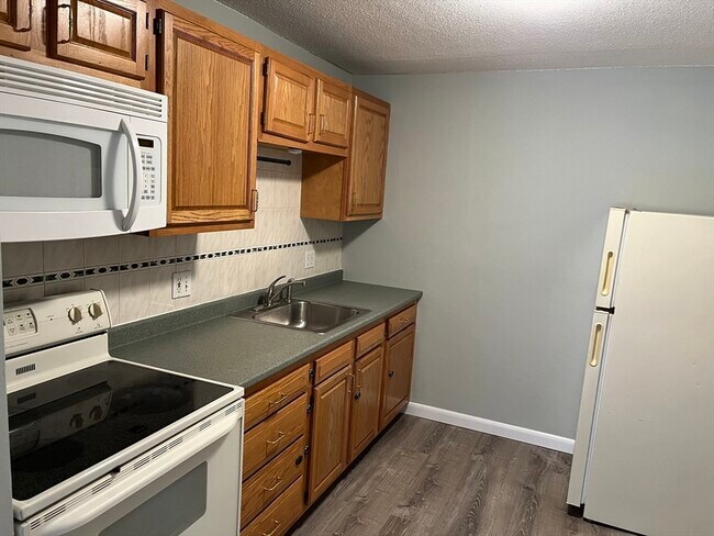 Building Photo - 39 Linden St