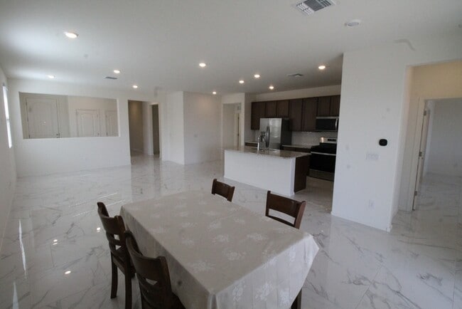 Building Photo - 5523 W Monterey Dr