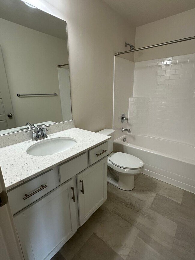 Building Photo - Gorgeous Townhome!!!