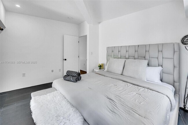 Building Photo - 560 NW 116th Terrace