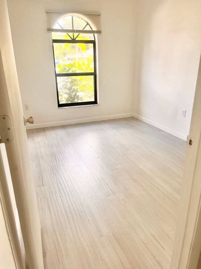 Building Photo - 2420 Briar Oak Cir
