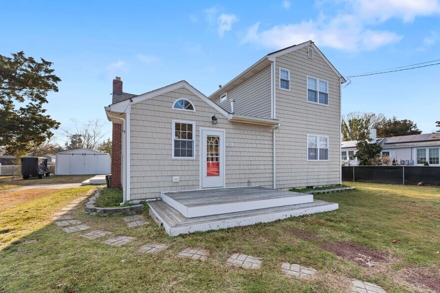Primary Photo - 8 Evergreen Ave