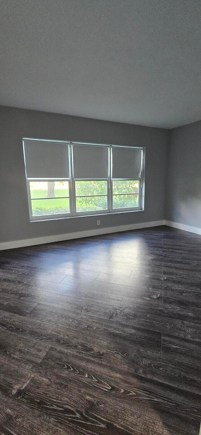 Building Photo - 3300 N Palm Aire Dr