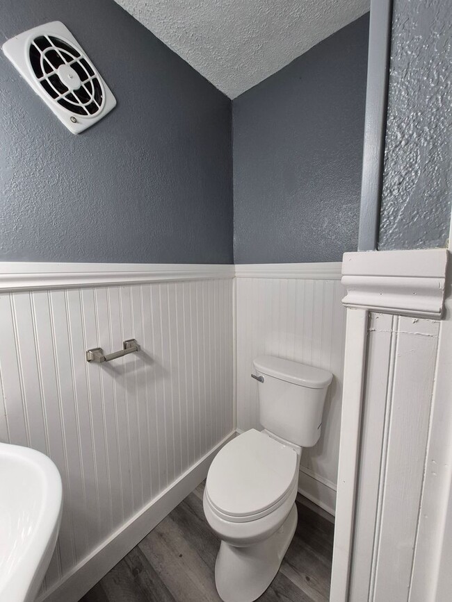 Building Photo - Get this adorable 3-bedroom 2 full bath ho...