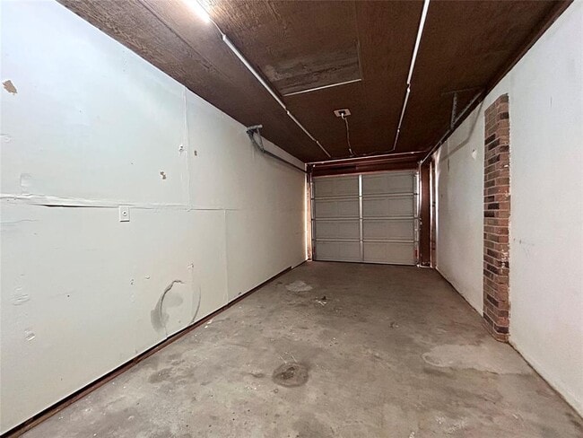 Building Photo - 8802 Pineridge Dr
