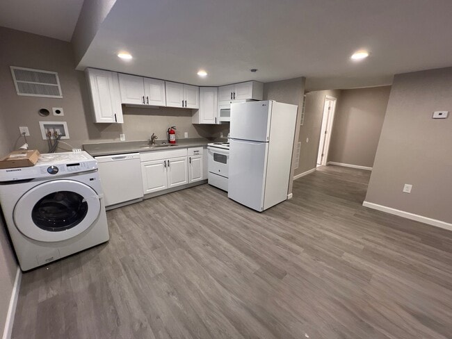 Building Photo - 3 Bed 1 Bath in Denver's Elyria Swansea Neighborhood!