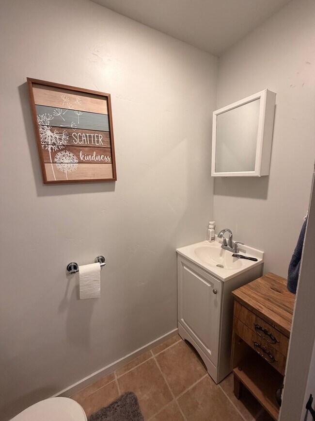 Building Photo - Beautiful 6 Bedroom/3.5 Bath Home in Springville!