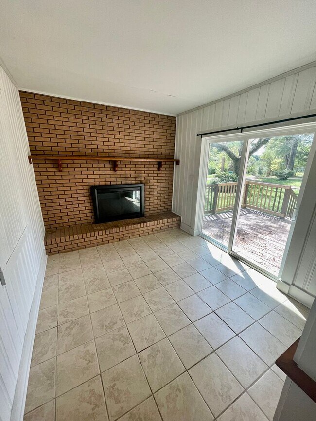 Building Photo - 2 Bed, 1 Bath Home in Arden, $1825