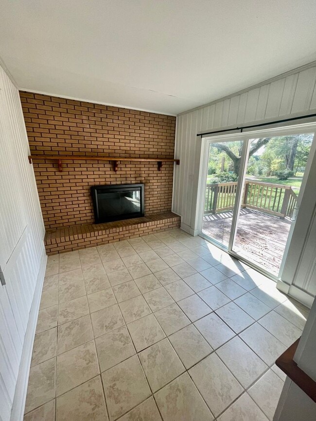 Building Photo - Spacious 2 Bed, 1 Bath Home in Arden With Bonus Sun Room, $1825