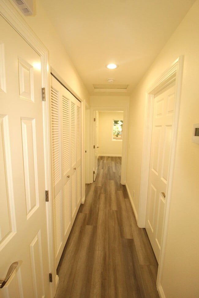 Building Photo - Remodeled 2+1 Upstairs Parkside Condo