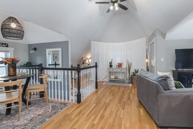 Building Photo - 36 Saxton St