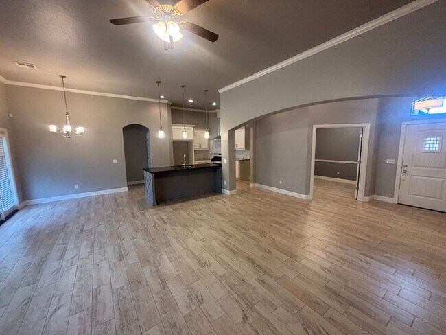Building Photo - Beautiful 4 bed, 2 bath WITH an Office and STORM SHELTER