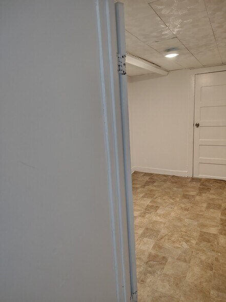 3rd room - 416 W Poplar St