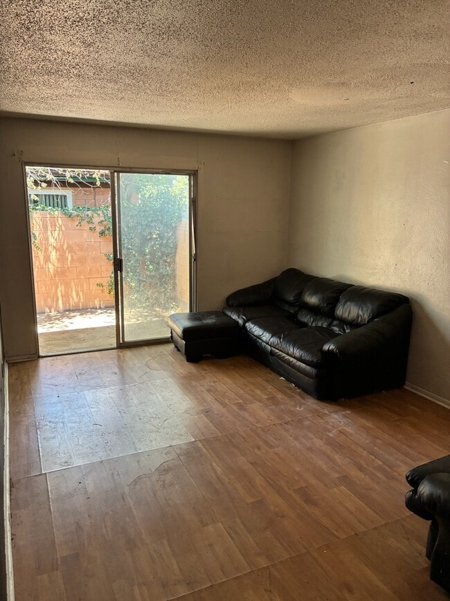 Building Photo - 541 Palomas Dr SE