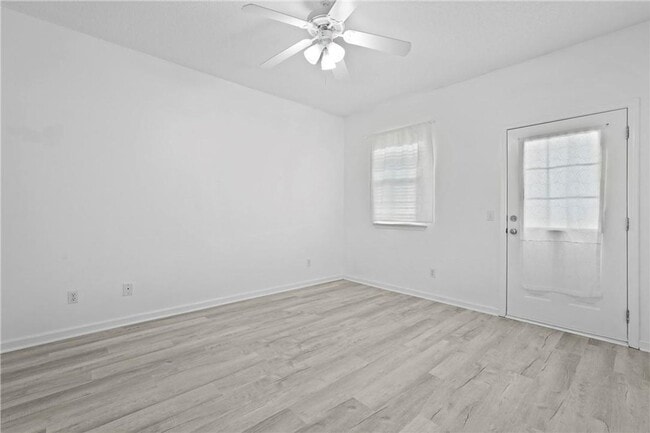 Building Photo - Spacious 3-Bedroom Townhouse in Prime Savannah Location!