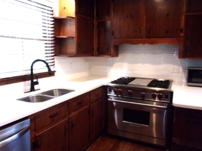 Building Photo - Charming 2 Bedroom 1 Bath Home in the Highly Desirable College Avenue Neighborhood